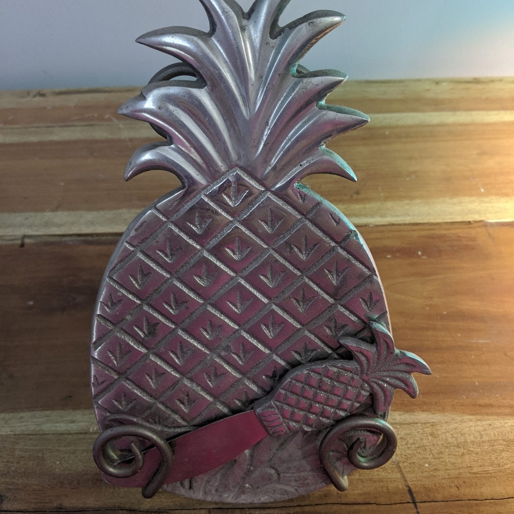 Charleston Collections metal cheese tray set